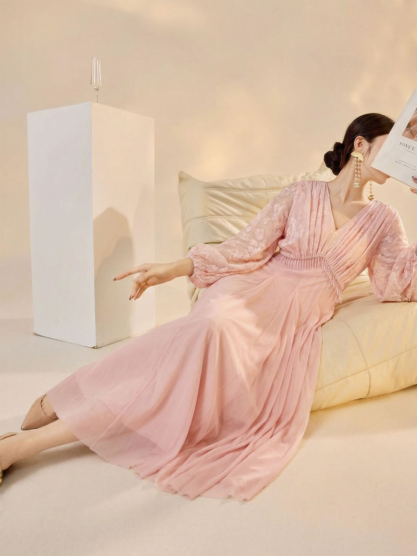 Đầm maxi nữ cổ V tay dài phong cách Trung Quốc mới, thiết kế thắt eo, dáng suông nhẹ — màu hồng