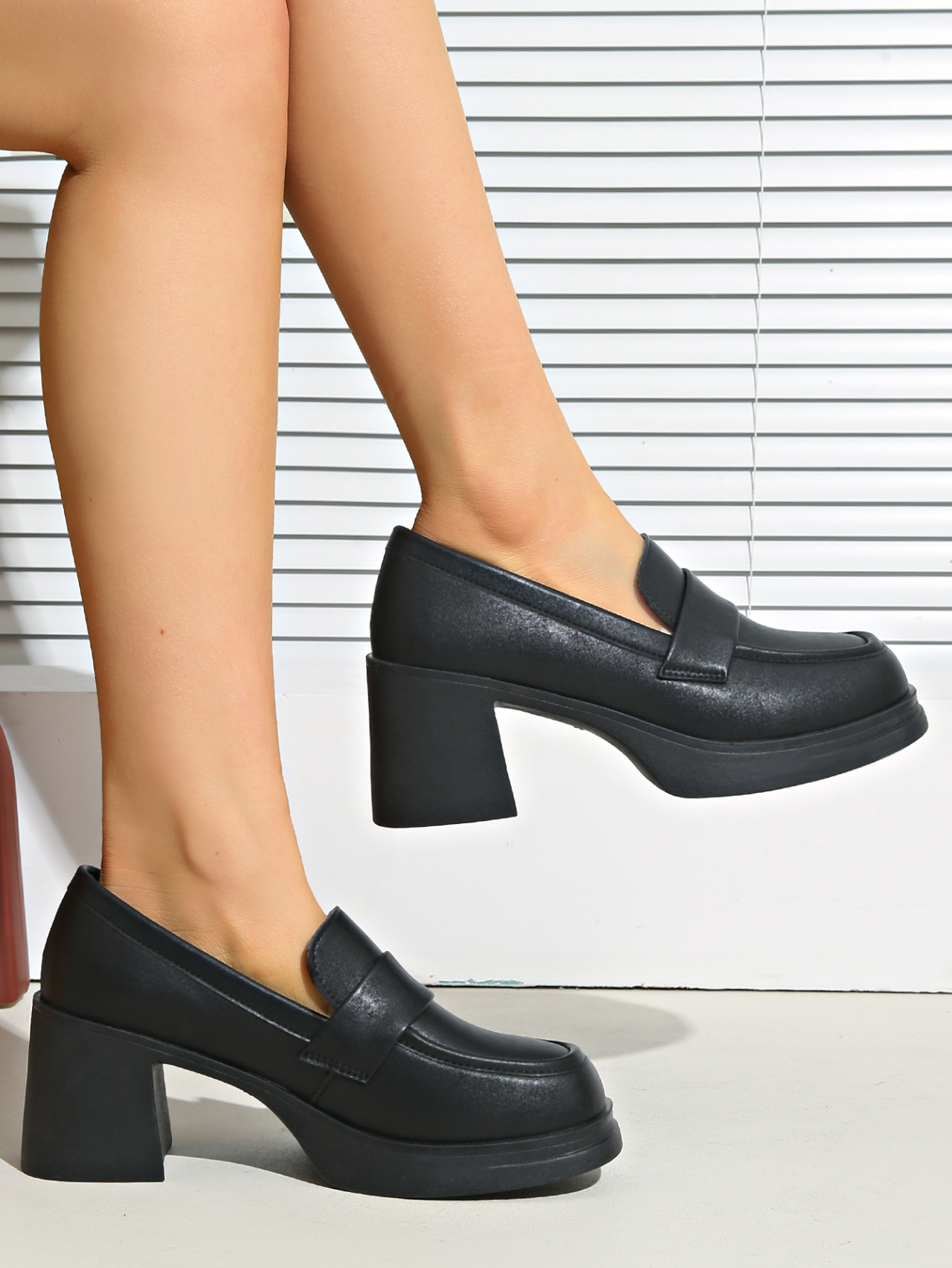 Dames leren loafers in britse stijl met chunky blokhak_voghion.com