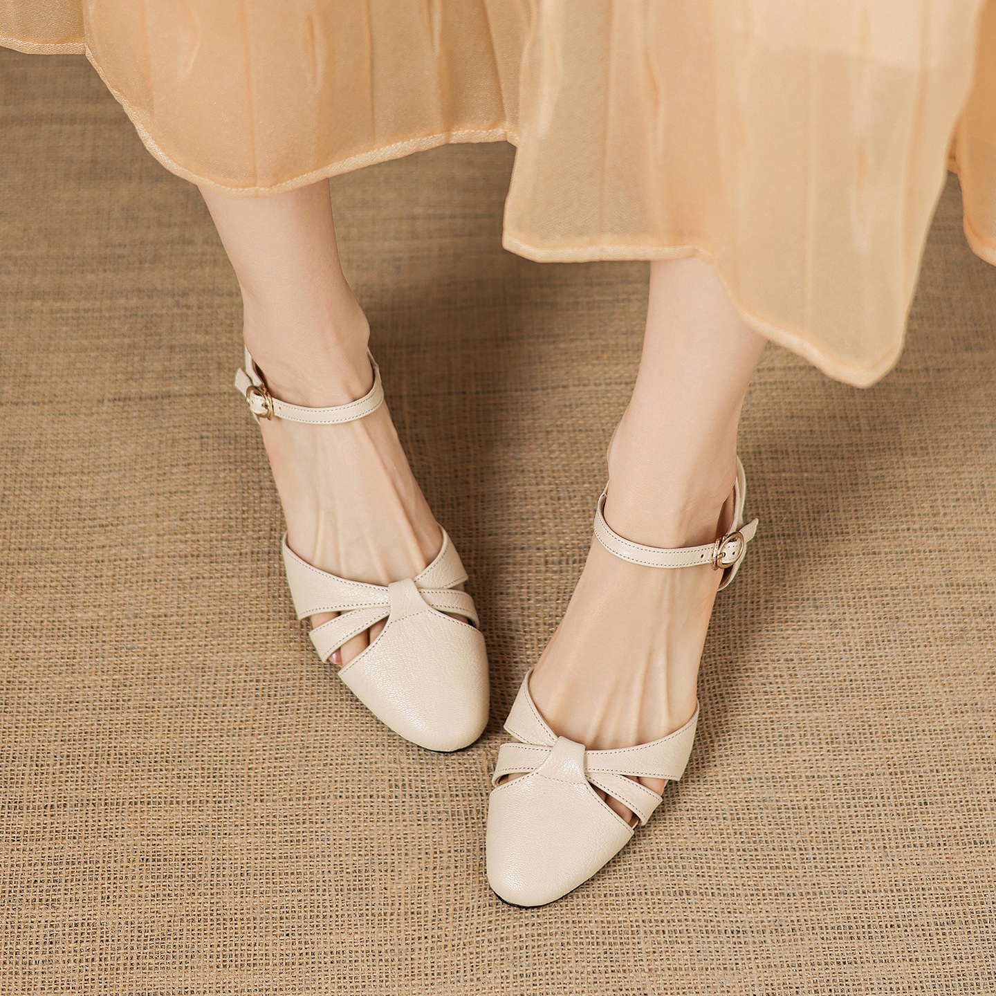 Sandal nữ quai ngang mũi kín gót vuông ổn định — màu be