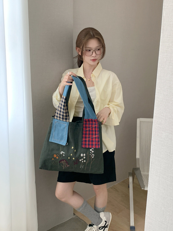 レトロドライフラワー刺繍デニムバッグフォレストスタイル大容量ショルダーバッグスプライシングデザイン通勤バッグ女性の秋冬新スタイル|undefined