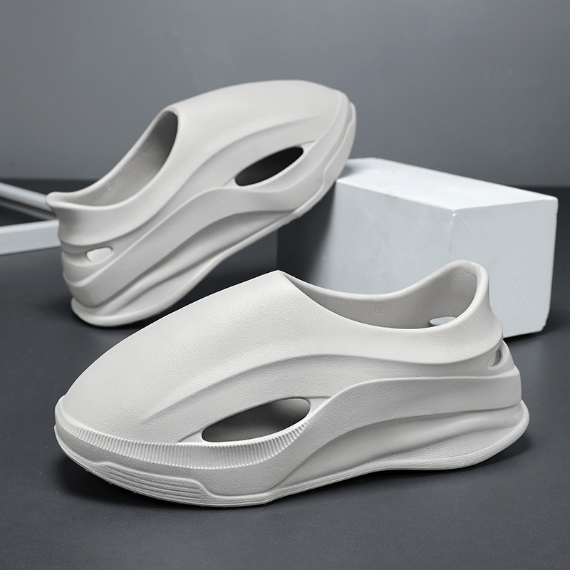 Zapatos con agujeros para hombre verano 2025 nuevo estilo de uso exterior, pisa mierda, sandalias de playa de suela blanda, sandalias de hombre de suela gruesa
