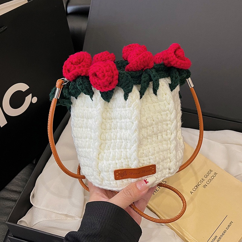 Bolso de cubo de diseño de nicho 2025 nuevo mini bolso femenino ramo de rosas bolso de hombro bolso de mensajero de punto de lana marea