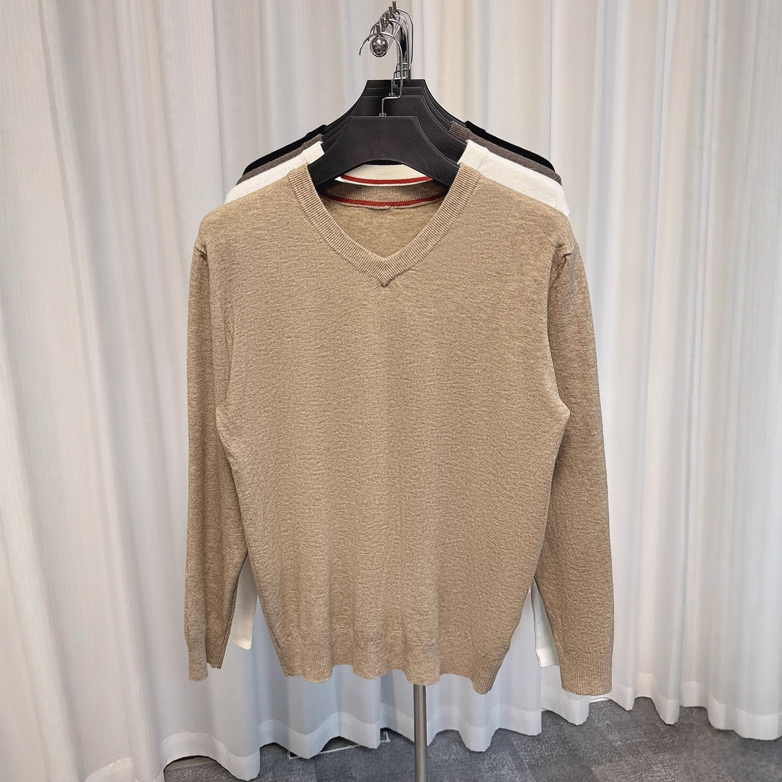 Hombres suéter de lana de cuello en V otoño y invierno nuevo color sólido pullover de punto suéter de fondo camisa casual estilo de moda de hombre