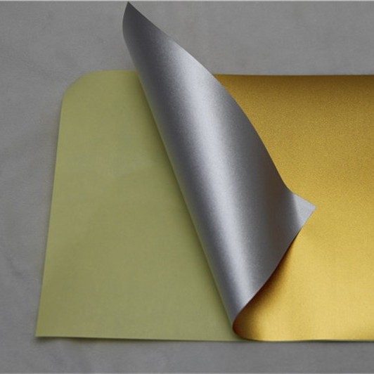 El proceso del fabricante utiliza papel de estampado en caliente con lámina de oro de doble cara, rollo de lámina de oro de aluminio electroquímico, y lámina de oro y plata adhesiva de doble cara para impresión y personalización. image 7
