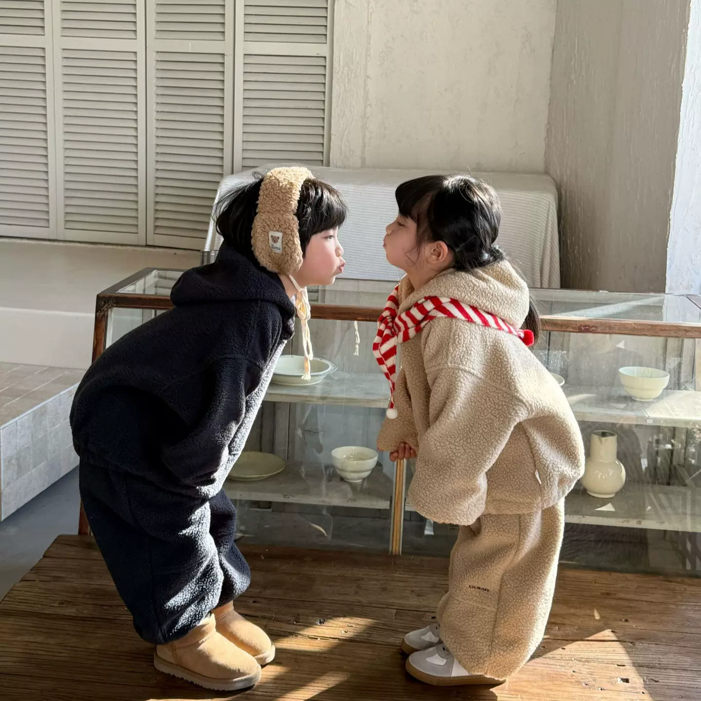 儿童冬季韩版中小童休闲运动宽松绣花加厚保暖羊羔绒连帽卫衣套装