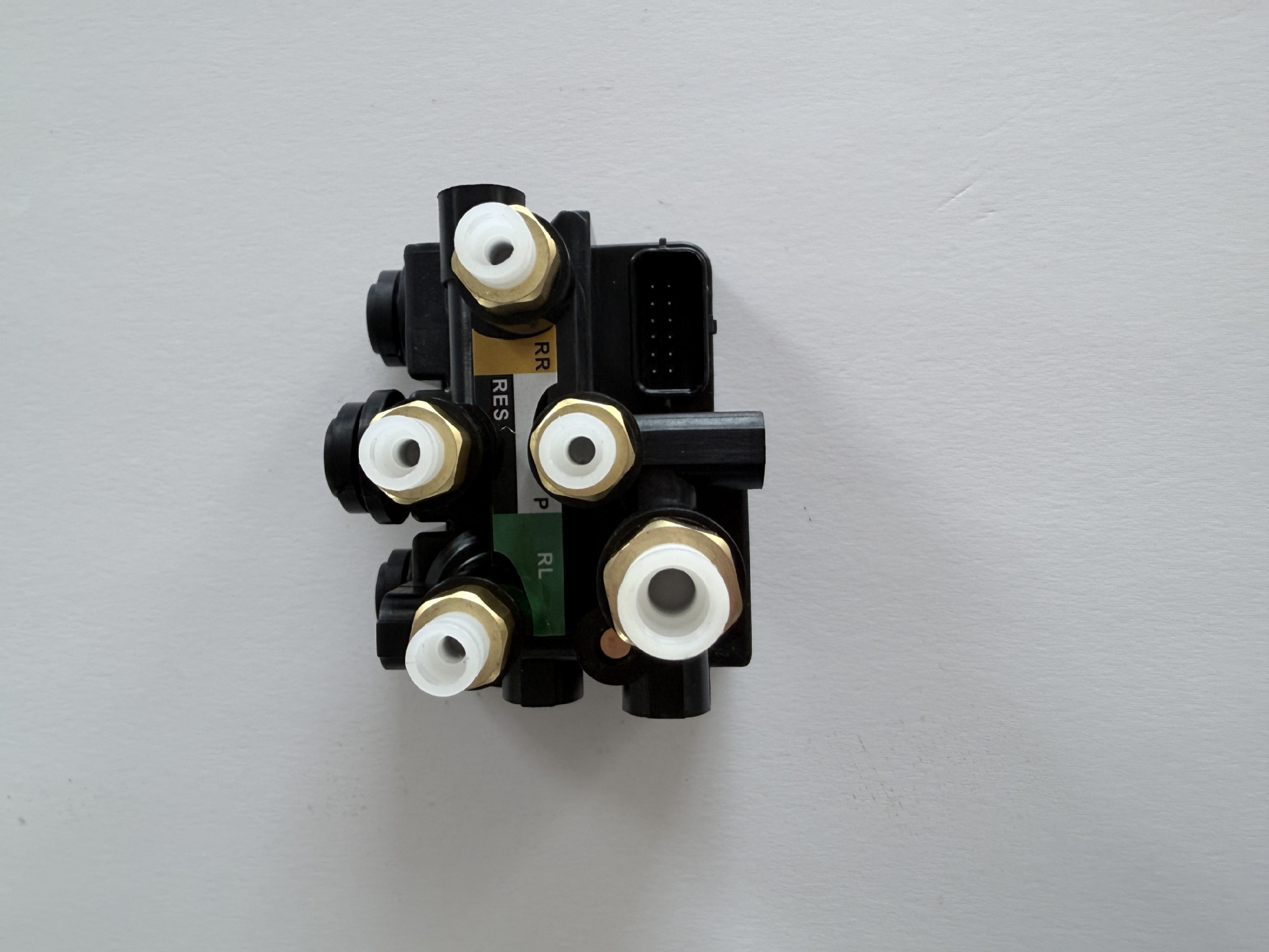 Air pump distribution valve LR070246 is suitable for Land Rover L405L494 rear LR113342 shock absorber valve manufacturer
