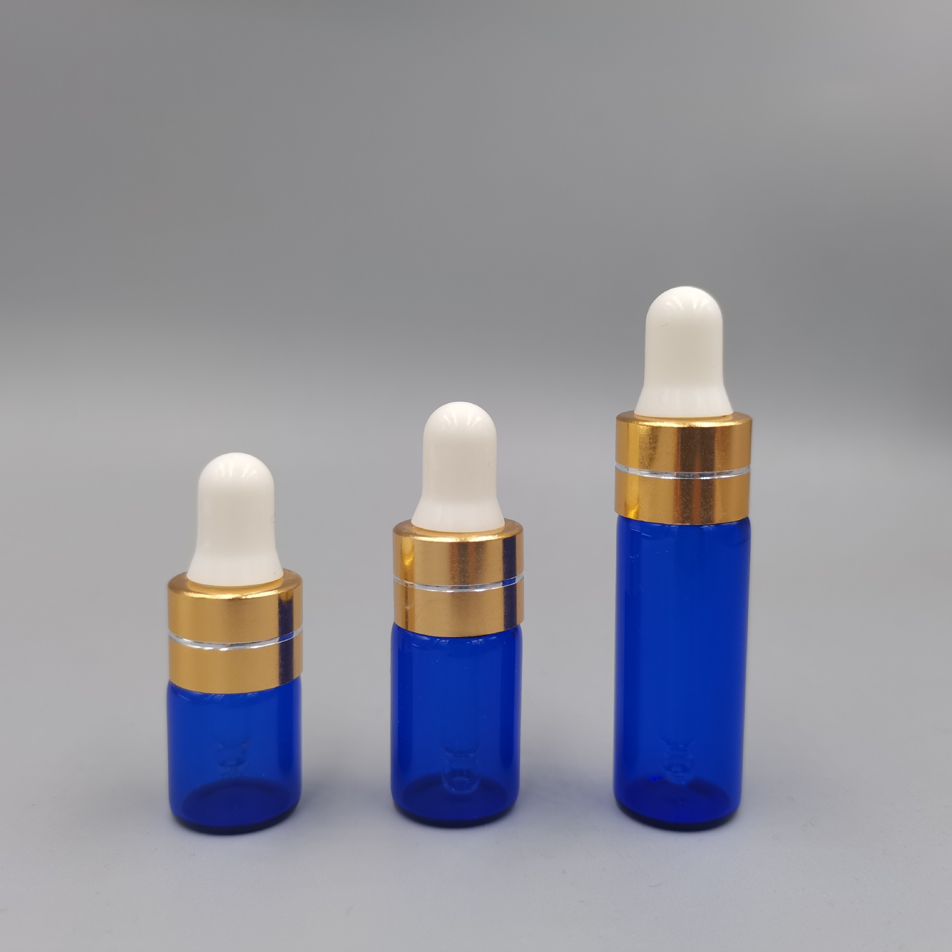 2ml una pieza 3528; botella azul con anillo de oro tangente; vidrio