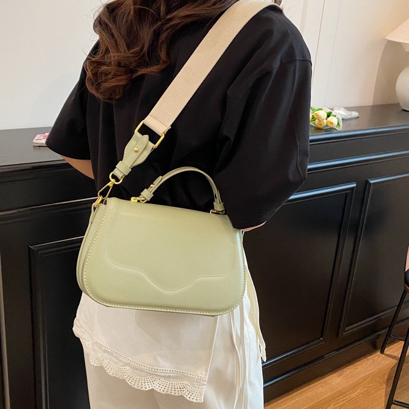 Bolso de moda coreano 2025 verano nuevo bolso femenino simple bolso de hombro ancho bolso de mensajero diario