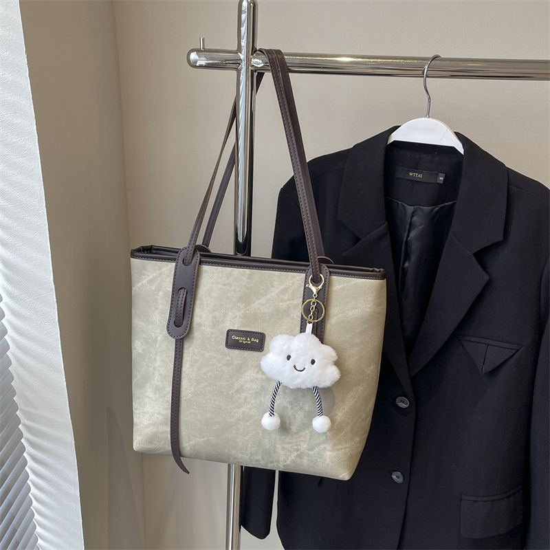 펜던트가 있는 오프화이트