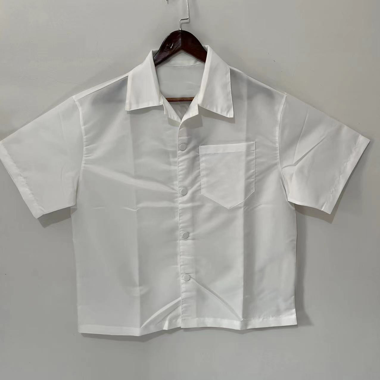 23 años camisa de manga corta clásica europea y americana solapa de verano de los hombres Polo suelta invertida triángulo bordado Diseño superior