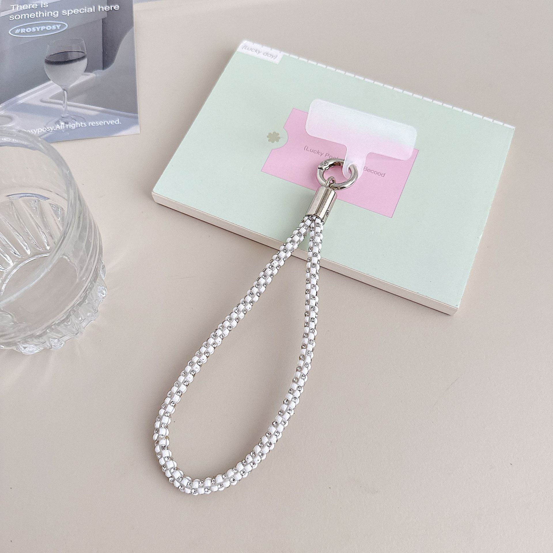 Cadena colgante de teléfono móvil de alta gama hecha a mano de boutique, sensación femenina de alta gama, lujo ligero, cadena colgante de diamante completo, cadena colgante de teléfono móvil de moda, sección larga y corta