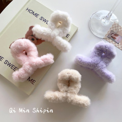 秋冬の暖かいキャンディー色の毛羽立ちは、ぬいぐるみの髪を挟んで、後頭部のサメの髪をつかんで、日韓の髪飾りをつかみます。
