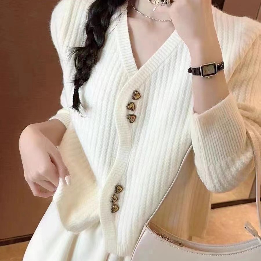 2023秋冬新款韩版时尚洋气V领软糯针织爱心扣开衫上衣女