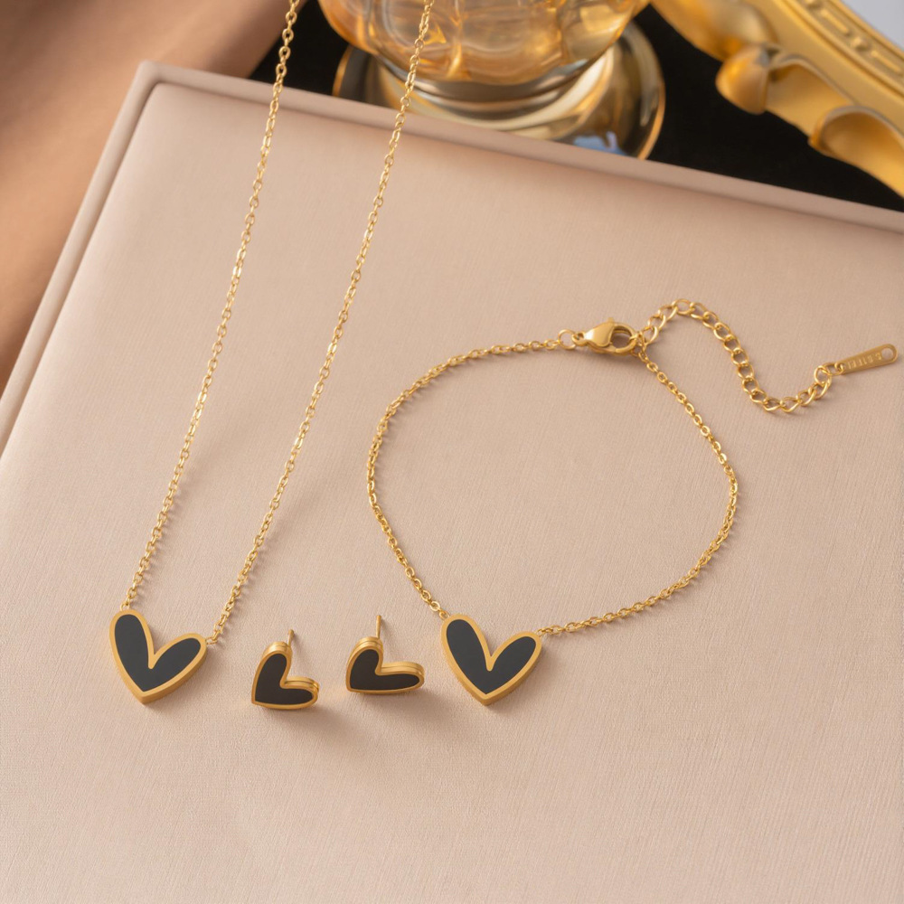 Titanium steel black shell heart necklace and earring set for women, light luxury niche design heart-shaped pendant collarbone chain jewelry for women