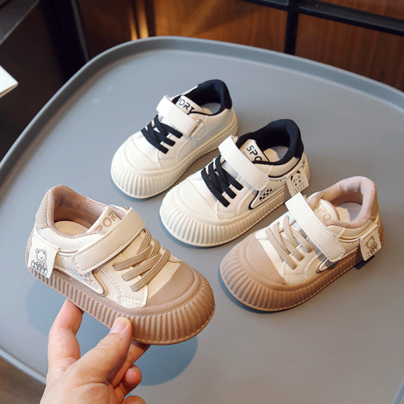 Zapatos de otoño 2024 para bebés y niños pequeños, zapatillas deportivas infantiles, zapatillas casuales para niños y niñas, zapatos planos de cuero, envío directo en una sola pieza.