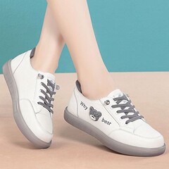 牛の筋肉の底の白い靴の女性のカジュアルな板の靴の本革の柔らかい底の靴の春と秋の新型の丸い頭は足の靴を結びます。