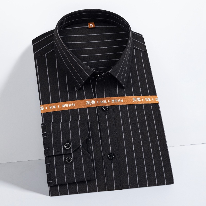 검은 배경에 흰색 줄무늬