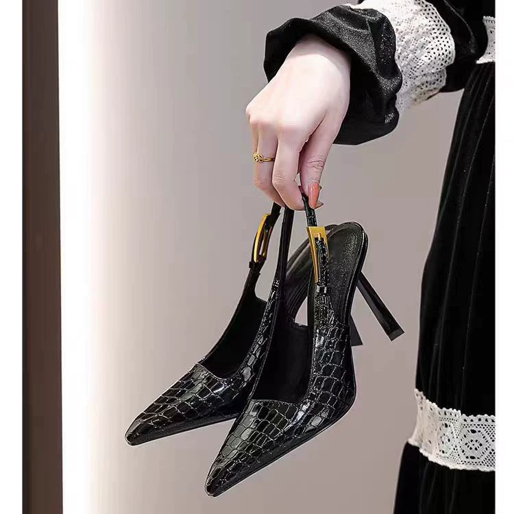 Черные лакированные туфли на высоком каблуке женские каблуки 2025 новый темперамент маленькие золотые полоски сексуальные одиночные туфли французские сандалии