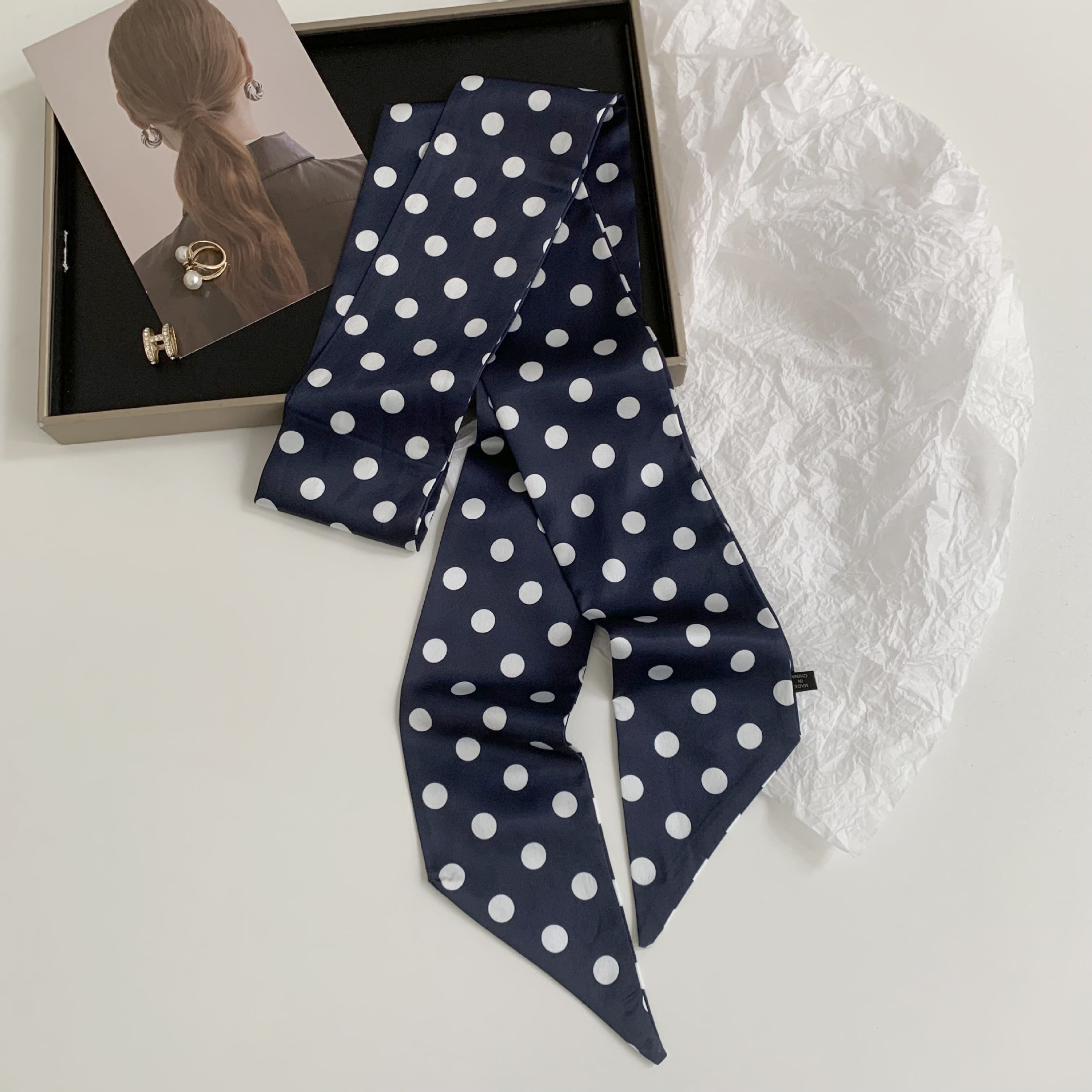 Versión coreana de la bufanda de seda de imitación con lunares decorativos de todo fósforo