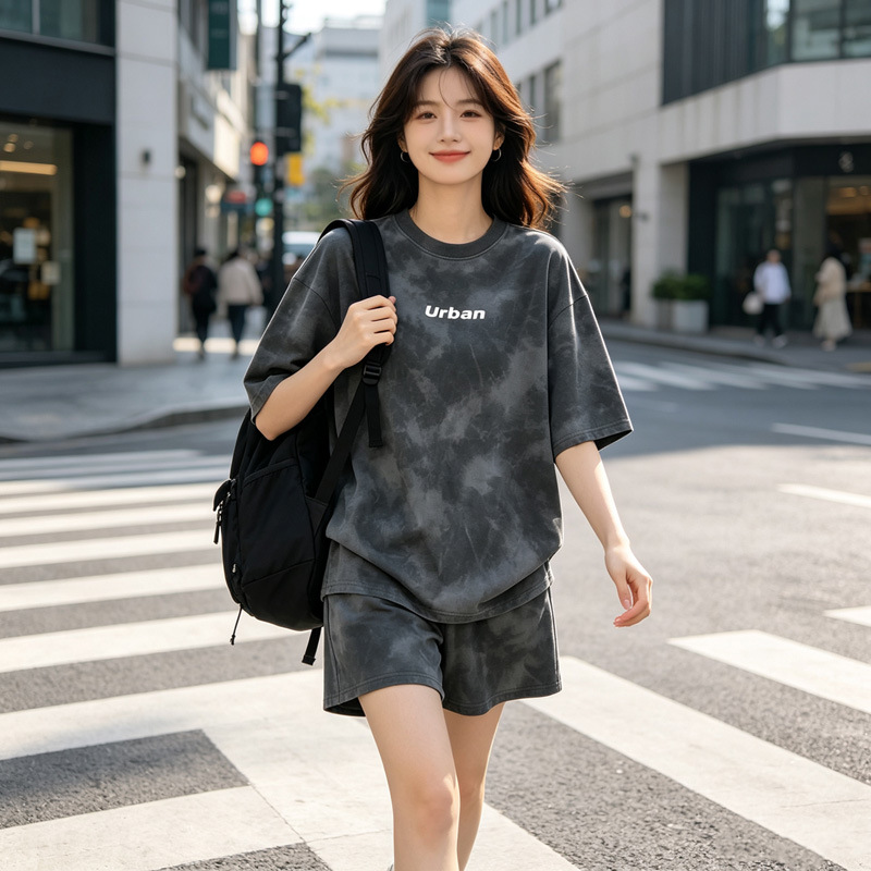 Women's casual sportswear set, summer style, loose fit, wide legs, fashionable and chic, tie-dye short-sleeved top and shorts, two-piece set, Japanese and Korean casual style.