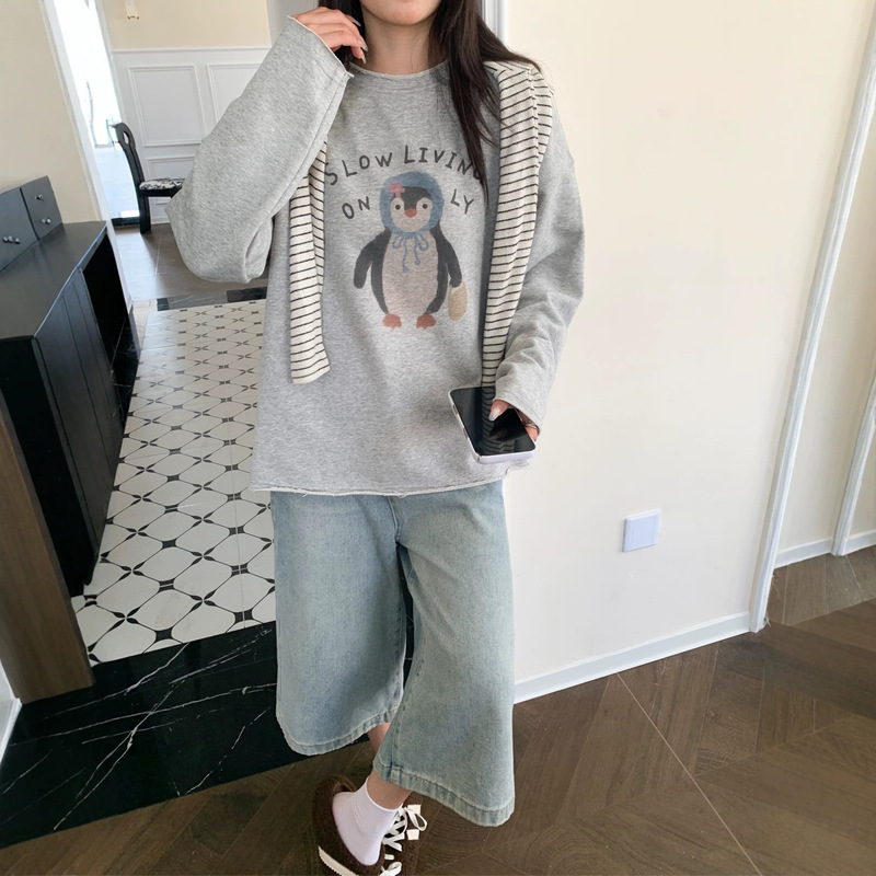 Korean-style casual fashion age-reducing penguin print cartoon pattern loose long-sleeve frayed hem sweatshirt for women wholesale 26502