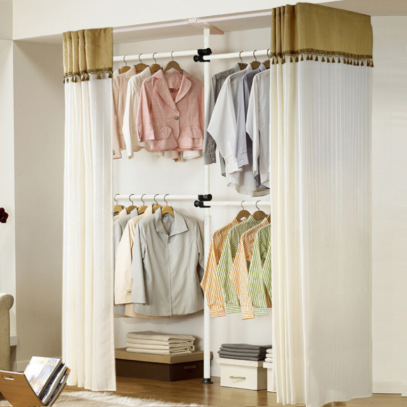 Три вертикальных и четыре горизонтальных бежевых шторы с полной дорожкой.