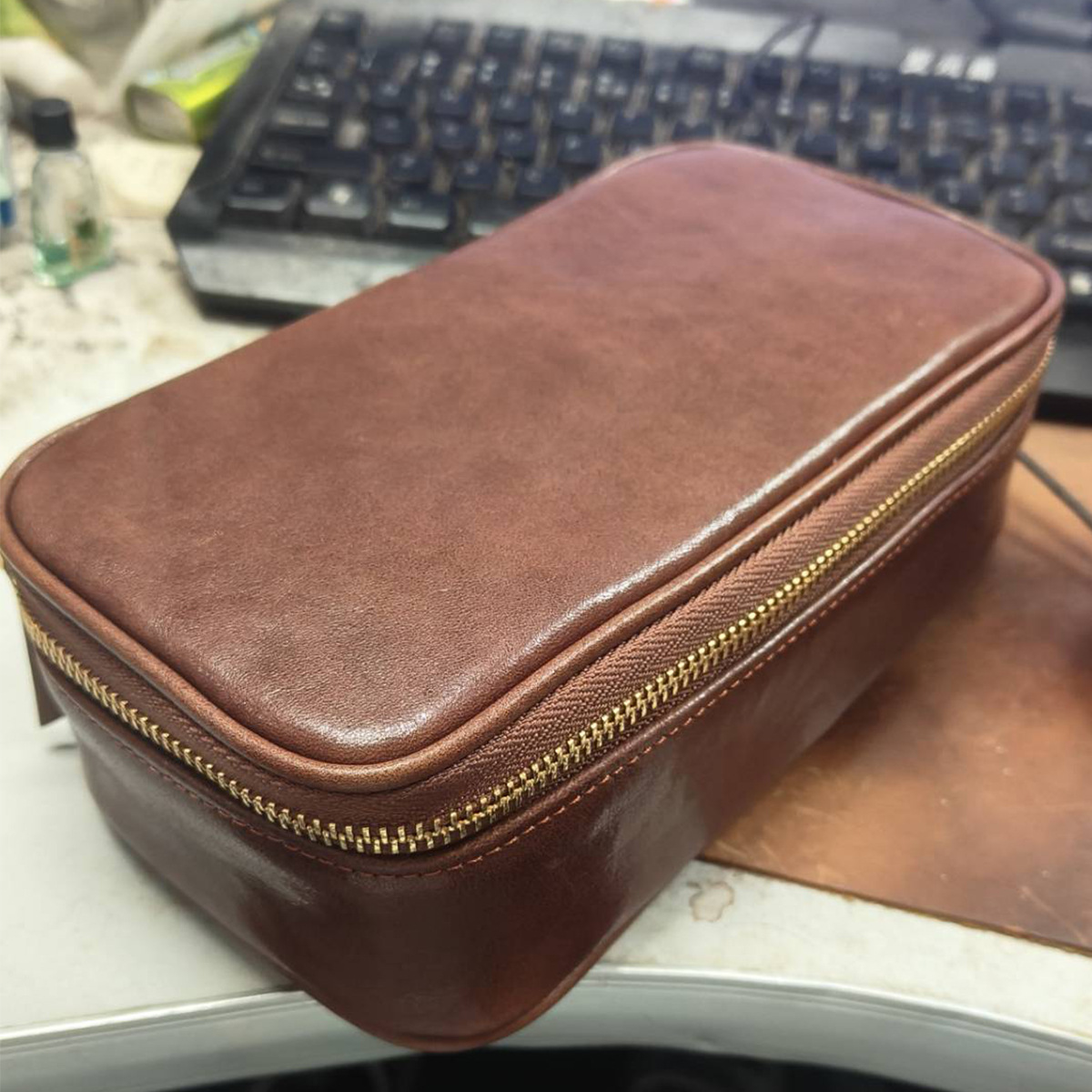 Vintage pipe and tobacco storage box with zipper, portable travel handheld pipe bag, wrist accessory storage bag, genuine leather.