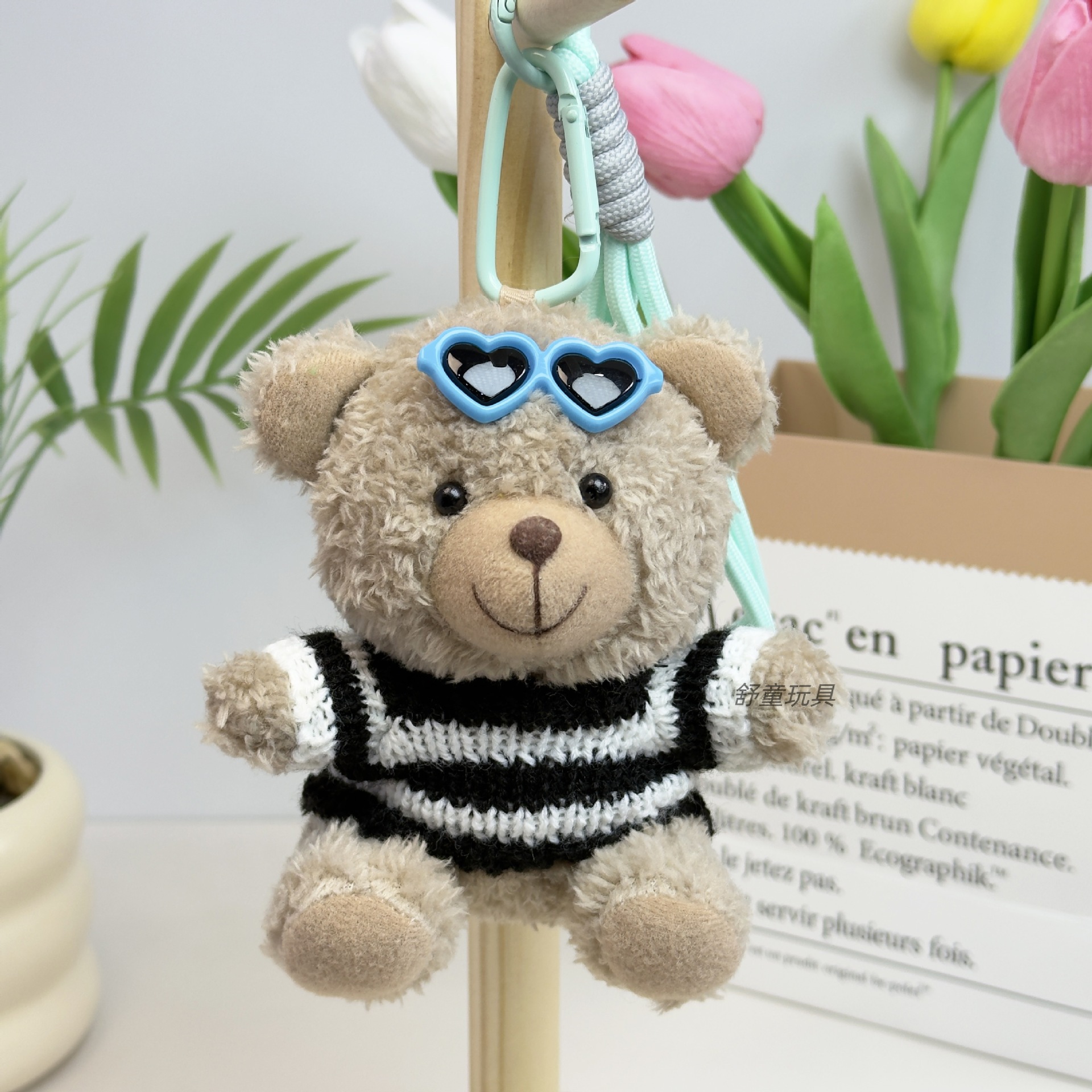 Bear con gafas de suéter a rayas en blanco y negro