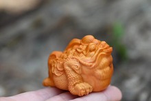 崖柏木雕金蟾抱球手把件实木雕刻招财蟾蜍小青蛙茶宠车内装饰品