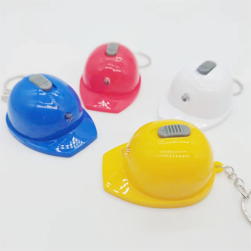 Creativo pequeño casco de seguridad llavero colgante accesorios de metal llavero abrebotellas accesorios de hardware fabricantes al por mayor