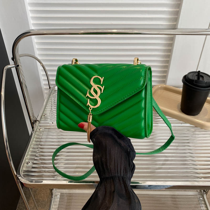 Bolso simple de moda personalizada para las mujeres 2023 otoño nueva moda metal borla bolsa de hombro cadena mensajero bolsa para mujeres