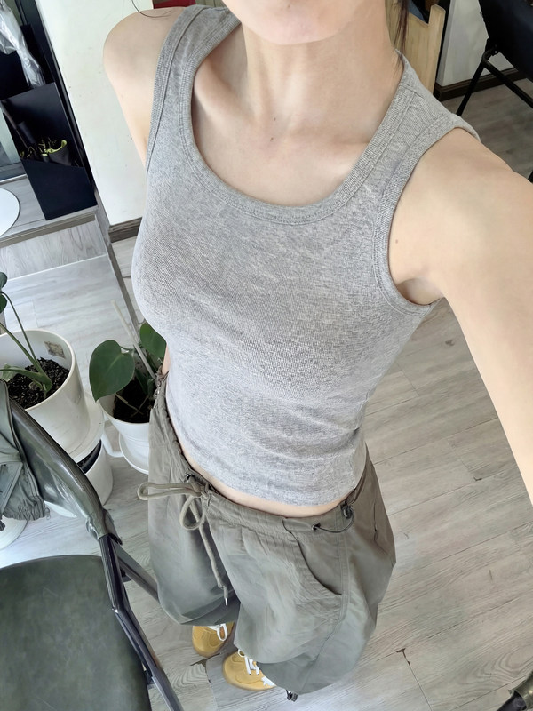Gray Tank Top with Built-In Padding for Summer, American-Style Sleeveless Sports Camisole for Hot Girls