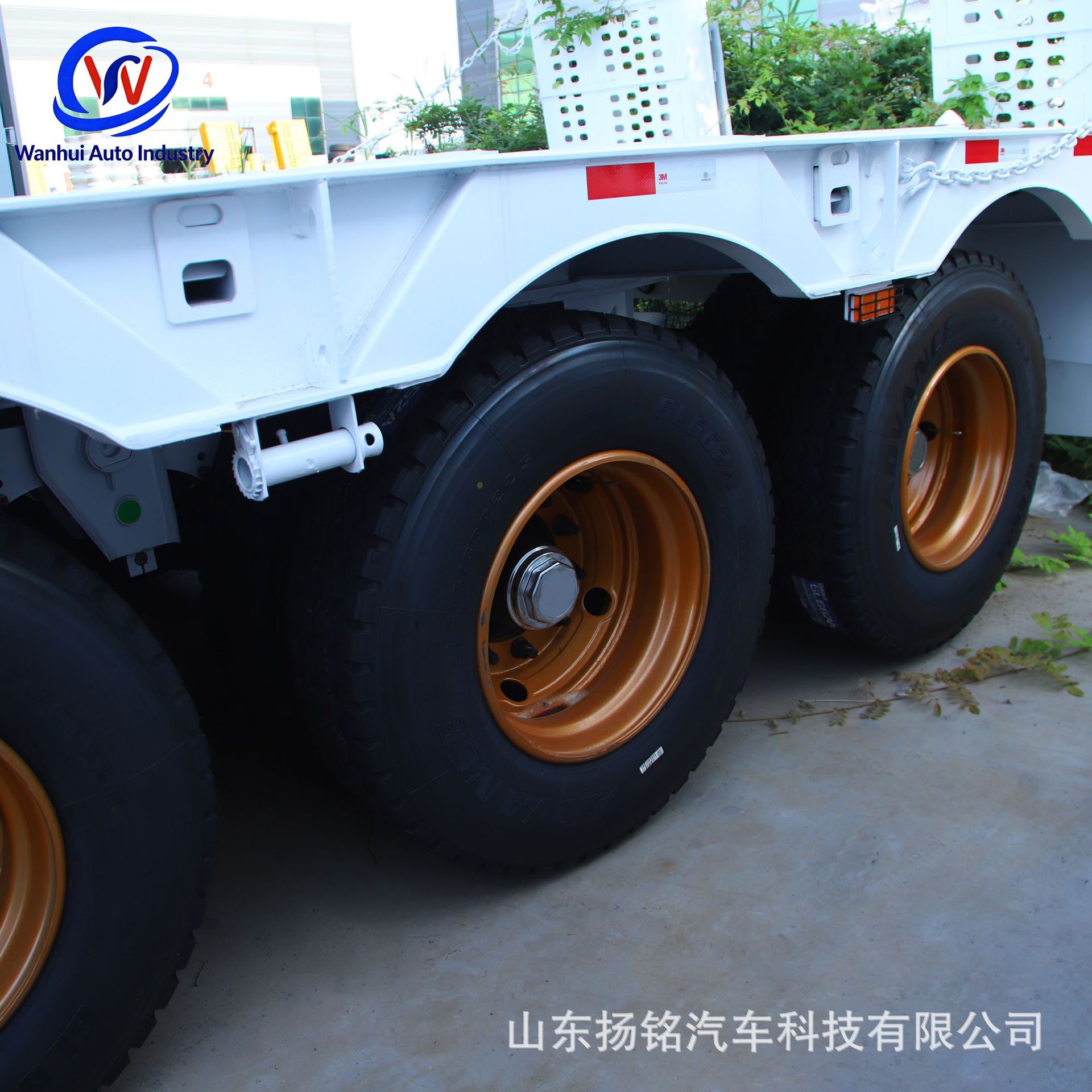 Lightweight Three-Axis Flatbed Semi-Trailer, Port Logistics Container Flatbed Trailer, Heavy-Duty Cargo Flatbed Trailer