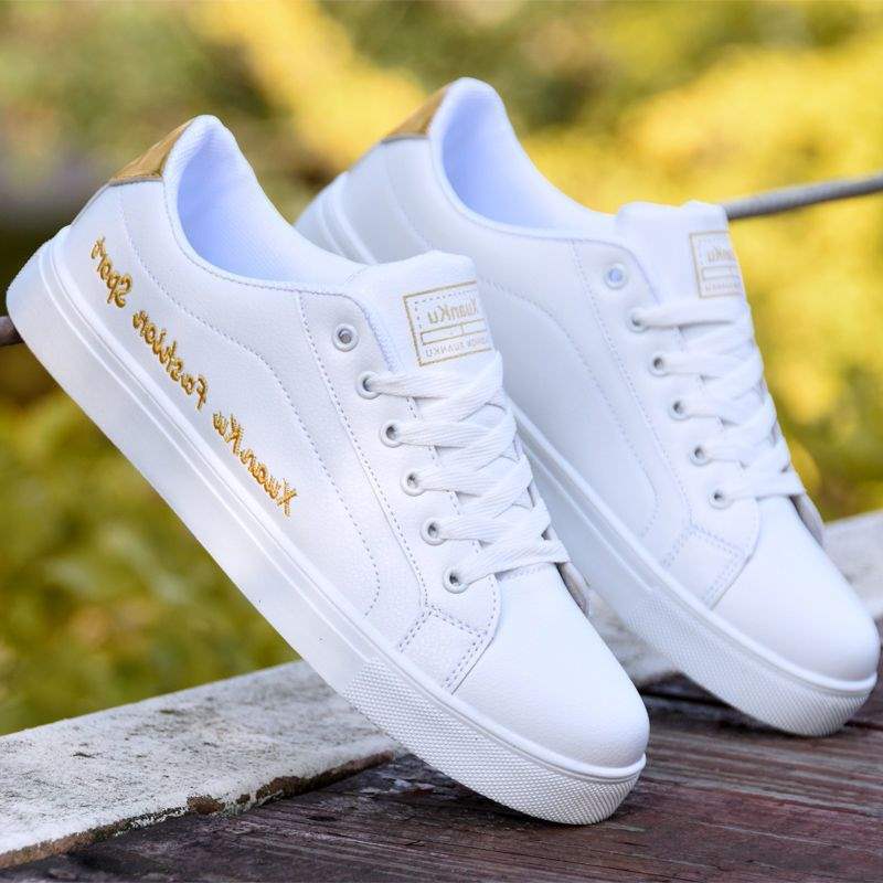 Zapatos blancos para hombres coreanos de moda universal zapatos de skate de otoño 2025 nuevo cuero impermeable zapatos de estudiantes de suela suave hombre