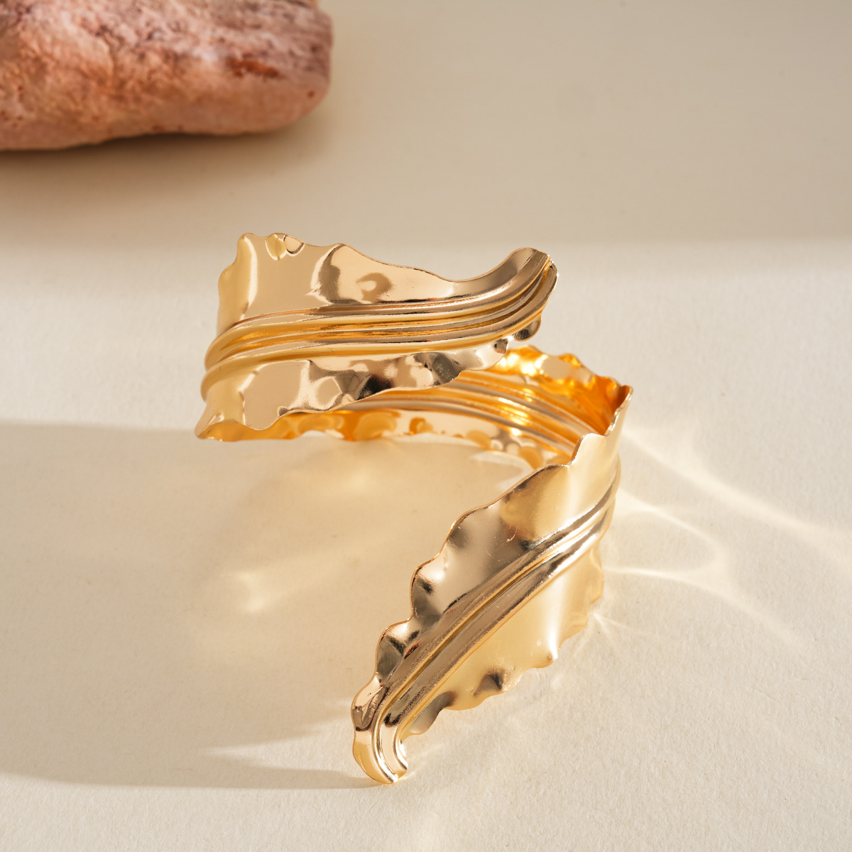 Europa y los Estados Unidos transfronterizos sensación metálica hoja plegado pulsera a rayas personalidad pulsera de moda única nicho de alta sensación de brazalete