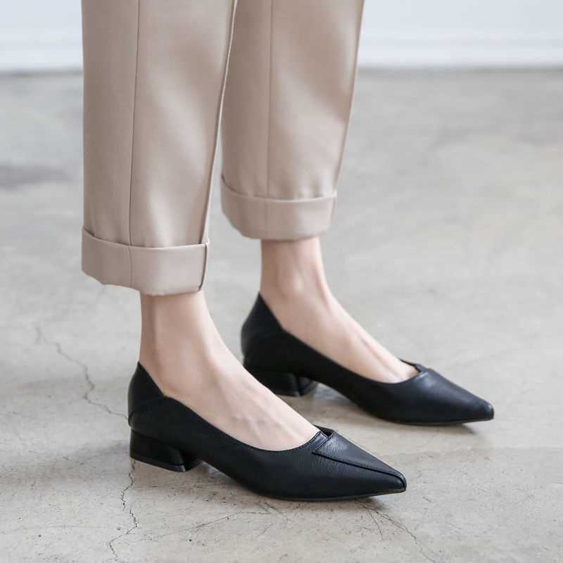 검은 뾰족한 발 뒤꿈치 높이 3cm