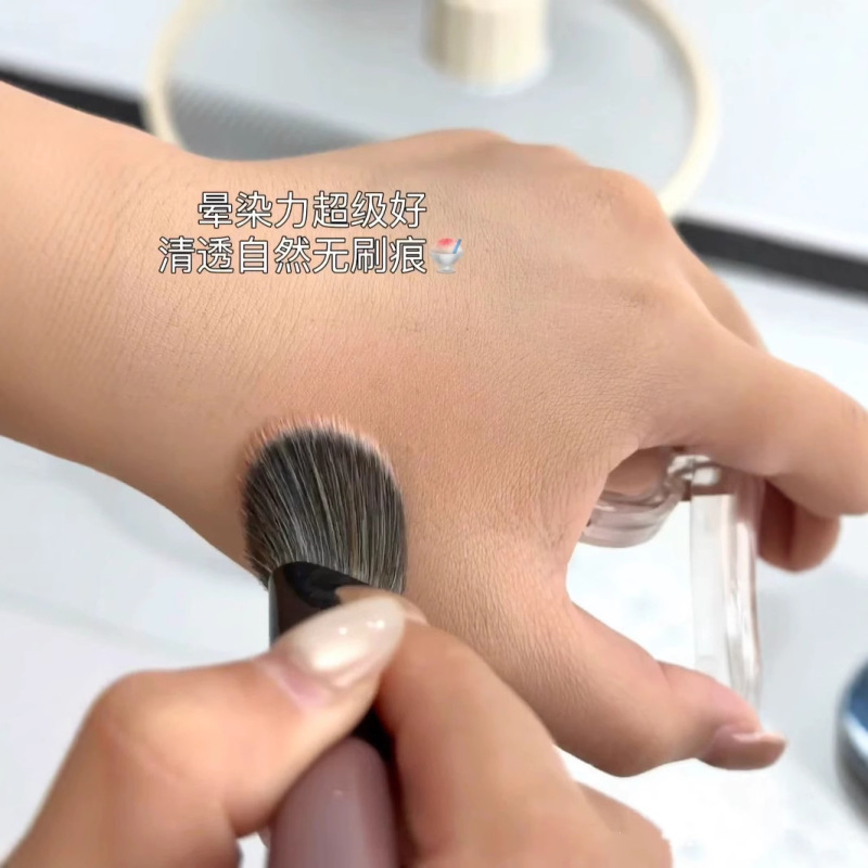 頬紅ブラシの斜面の小箒は、点彩ブラシの頬紅クリームを化粧します。|undefined