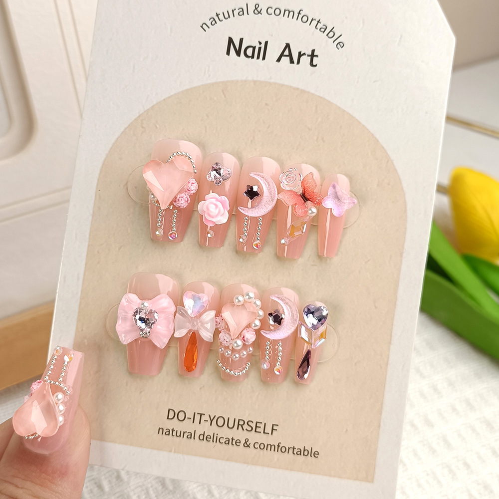 Una clara sensación pura de manicure suave 3D arco tridimensional 10 piezas de uñas falsas para clarear las uñas.