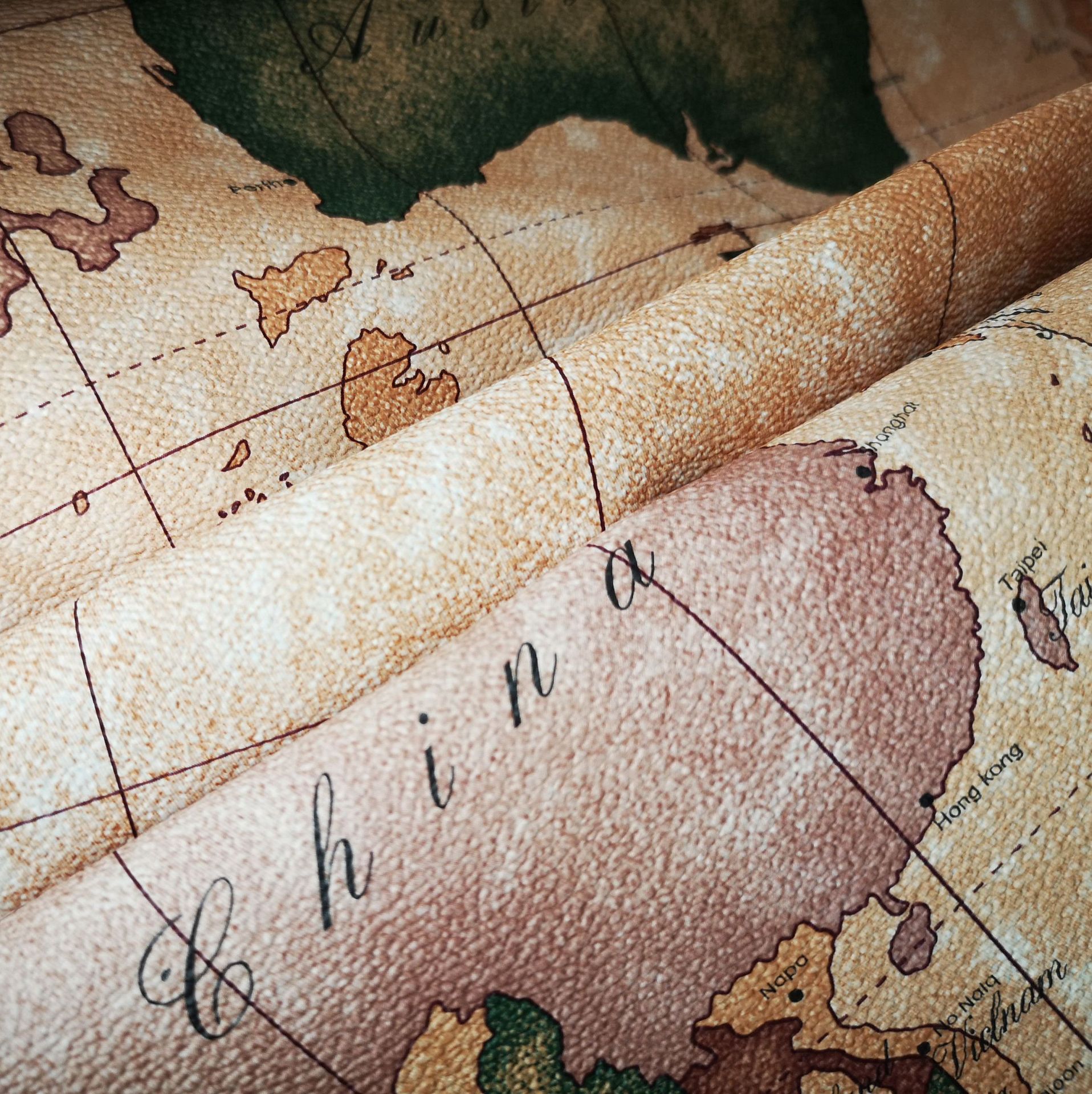 2025新款现货地图纹PVC皮革面料人造革箱包皮具皮料