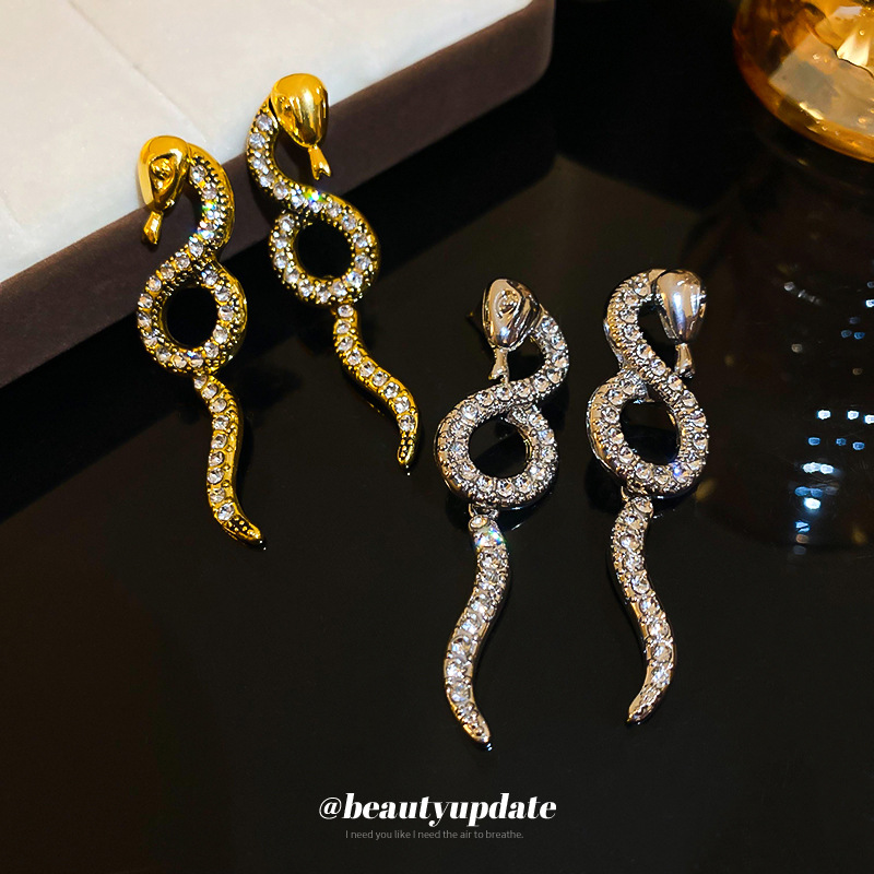 Diamond-set twisted serpentine stud earrings for women's personality and design_voghion.com