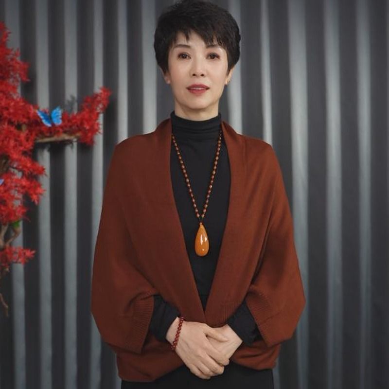 【新芳】【逸品ストール】秋冬新作混紡ファッション外にニットストールをかける女性|undefined