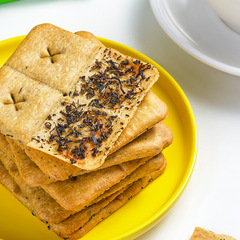 超友味梅菜餅乾208g梅乾菜扣肉夾心薄脆餅乾鹹味餅乾網紅一箱24包