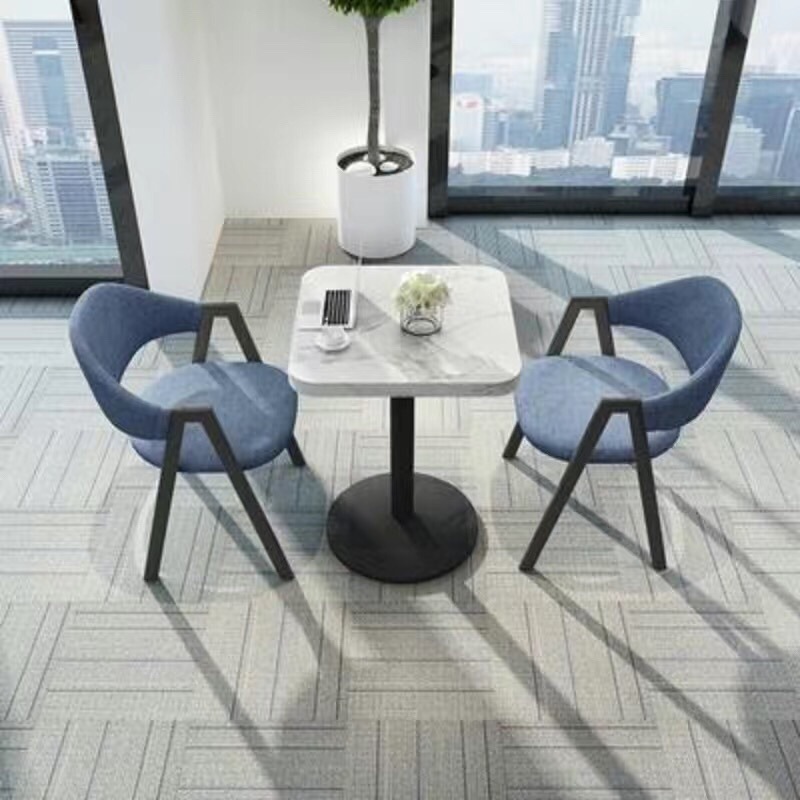 두꺼운 기둥이 있는 인조 대리석 사각 테이블 - 하늘색 천