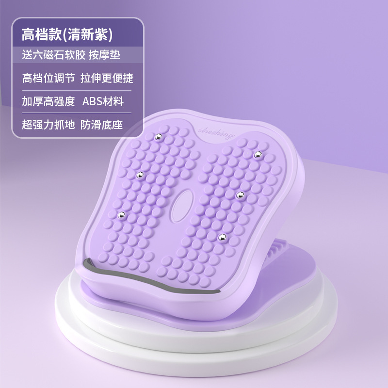 筋引き板の斜めのペダルの下腿のストレッチ器のやせた足は立っています。|undefined