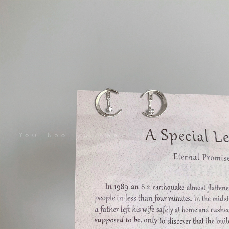 Um par de brincos destacáveis em forma de crescente para mulheres no estilo coreano, com zircônia compacta simples e requintada e brincos_voghion.com