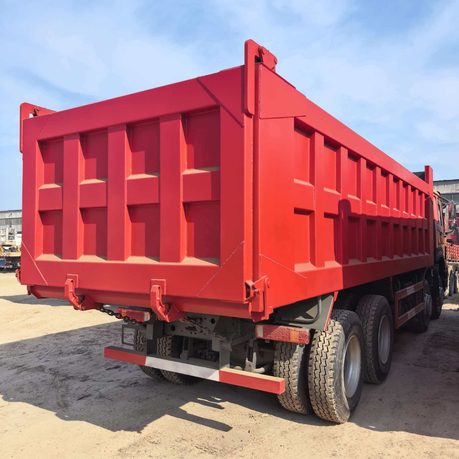 Cross-Border Export of Sinotruk Howo 8X4 Dump Trucks with Weichai Engine, African Howo 8X4 Dump Trucks