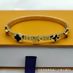 新款不锈钢不褪色时尚简约四叶草女士手镯批发