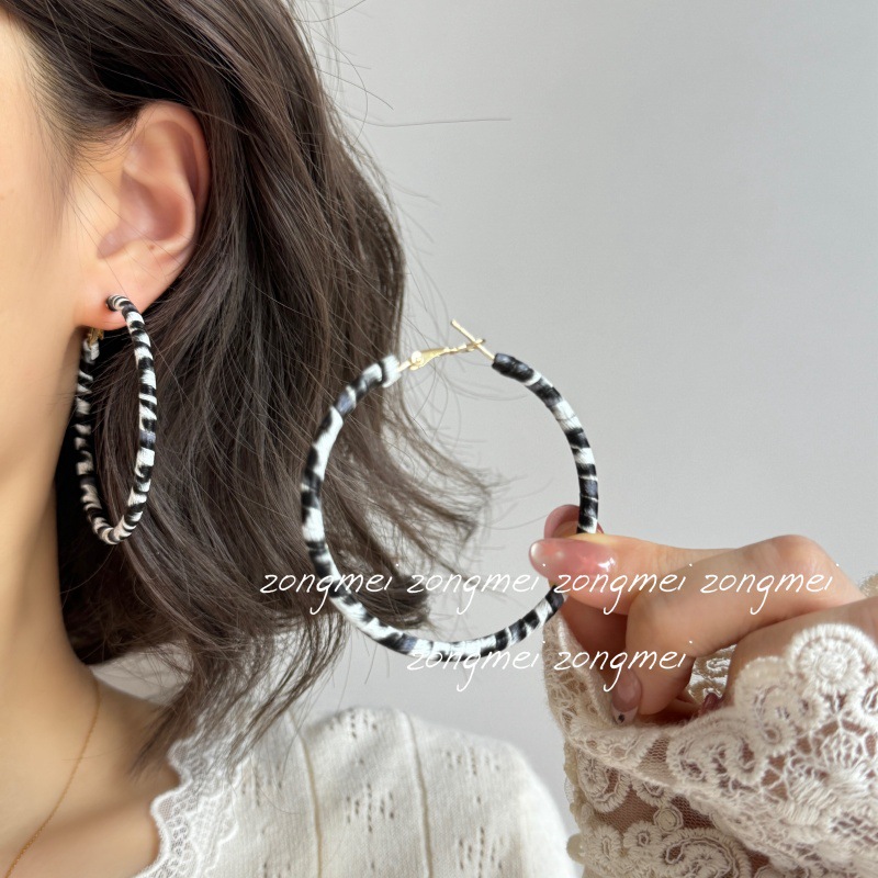 6cm classic ultra-thin minimalist zebra and leopard print leather large hoop earrings versatile vintage Hong Kong style women's earrings