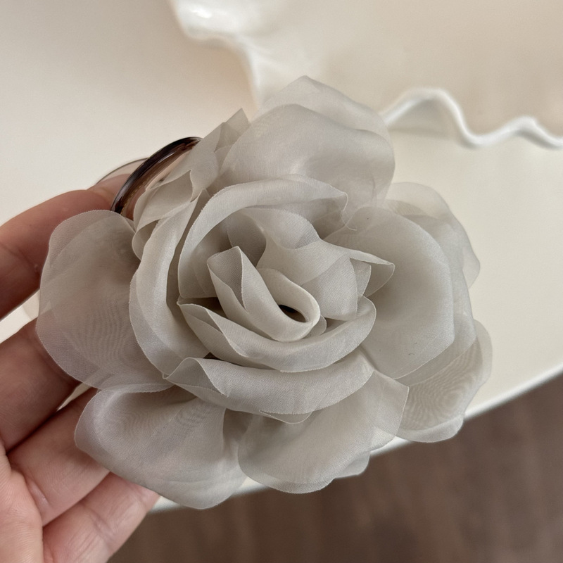 軽い糸のバラの花は高級感があります。|undefined