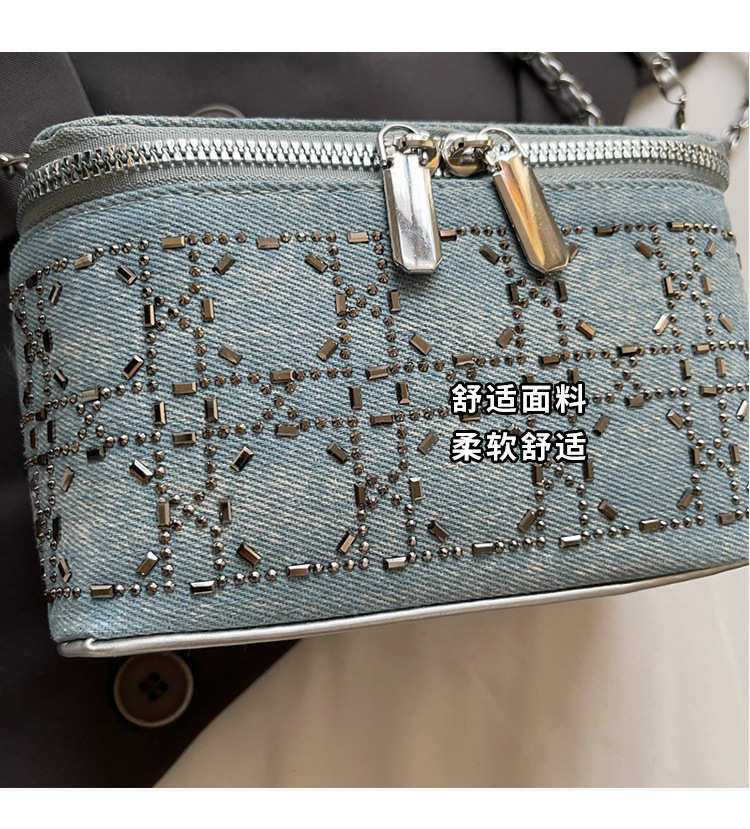 The diamond-shaped chain crossbody bag for women in the summer of 2025 features a fashionable and niche design. This year, the box bucket bag is in vogue undefined